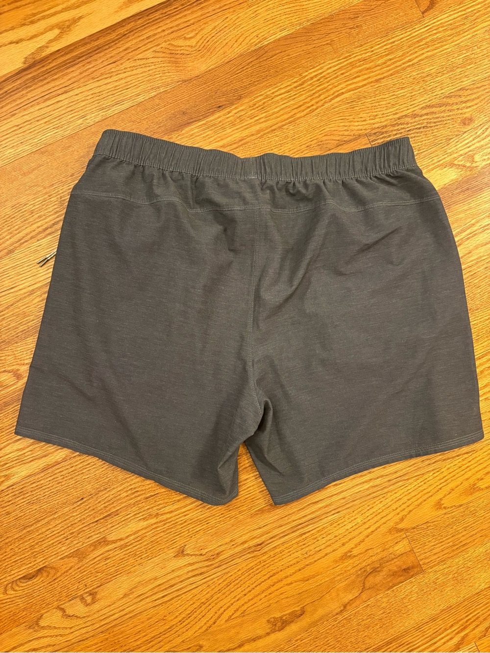 Vuori Men’s XL Charcoal Gray Performance Athletic Shorts Zip Pocket Stretch - Picture 3 of 10